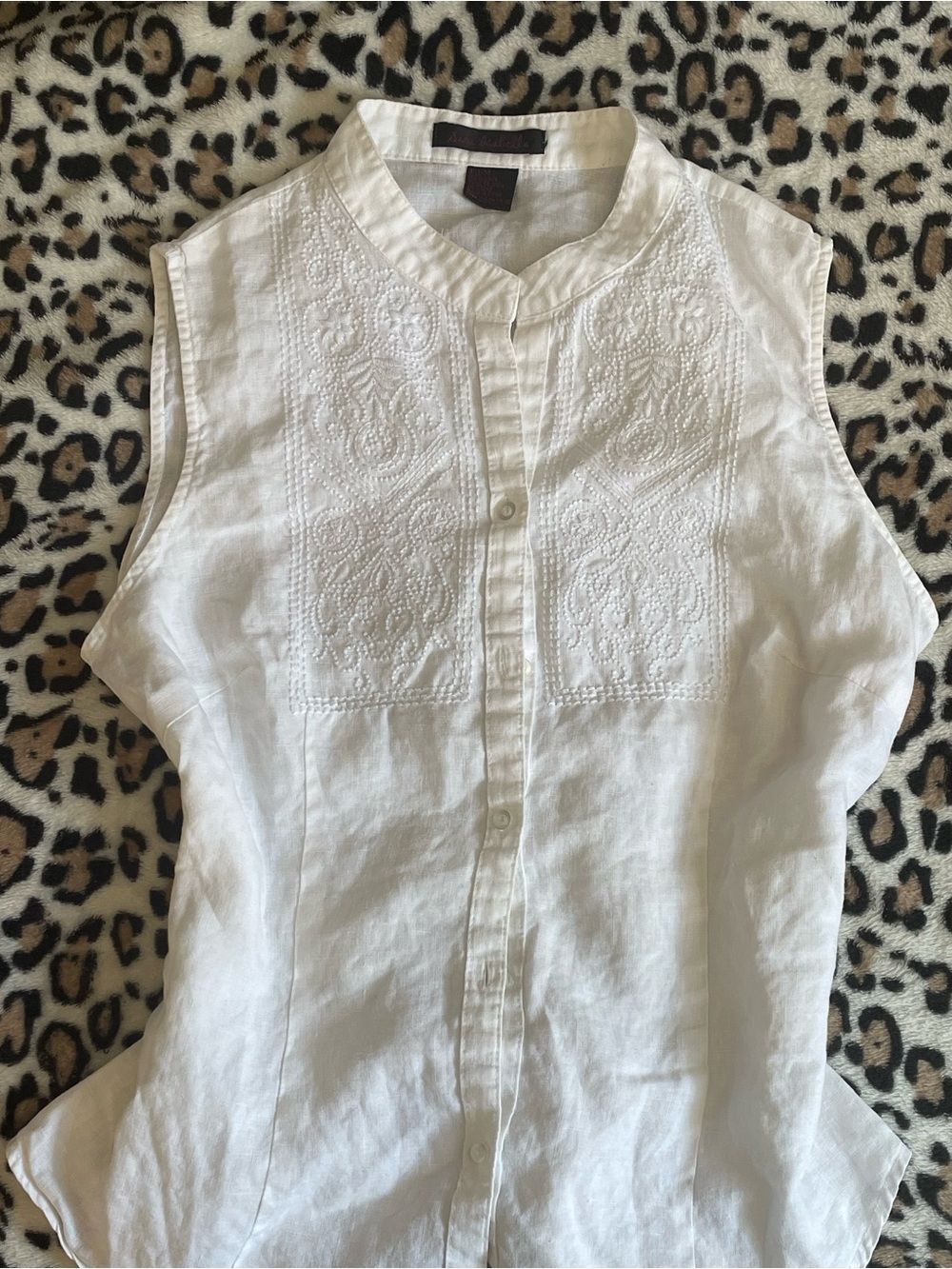♡ Sleeveless White Embroidered Blouse